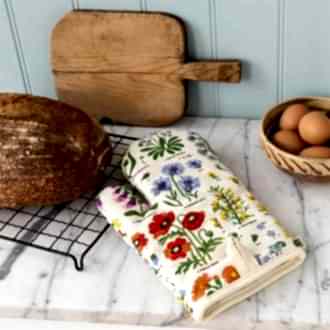 Single oven mitt, decorated with Wild Flowers print.