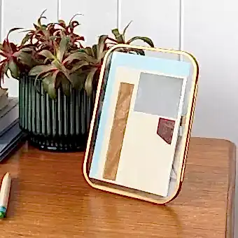 Rounded standing brass frame 13x18cm